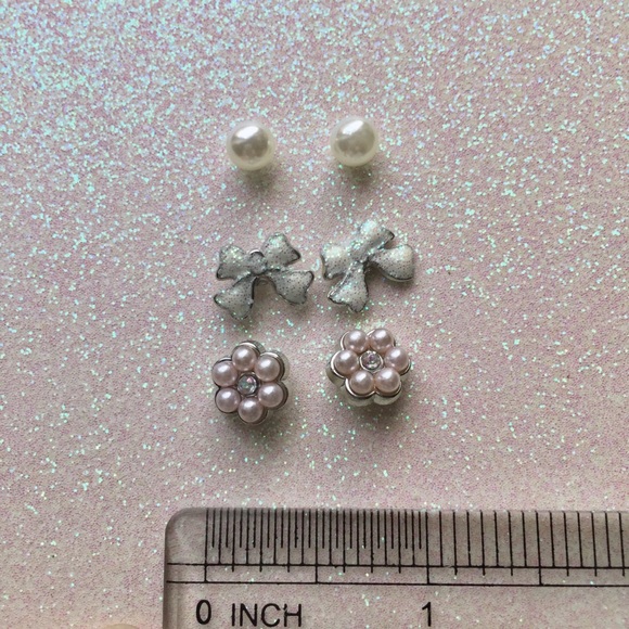 🛑Bundled🛑New Stud Earrings Floral Pearl - Picture 2 of 2